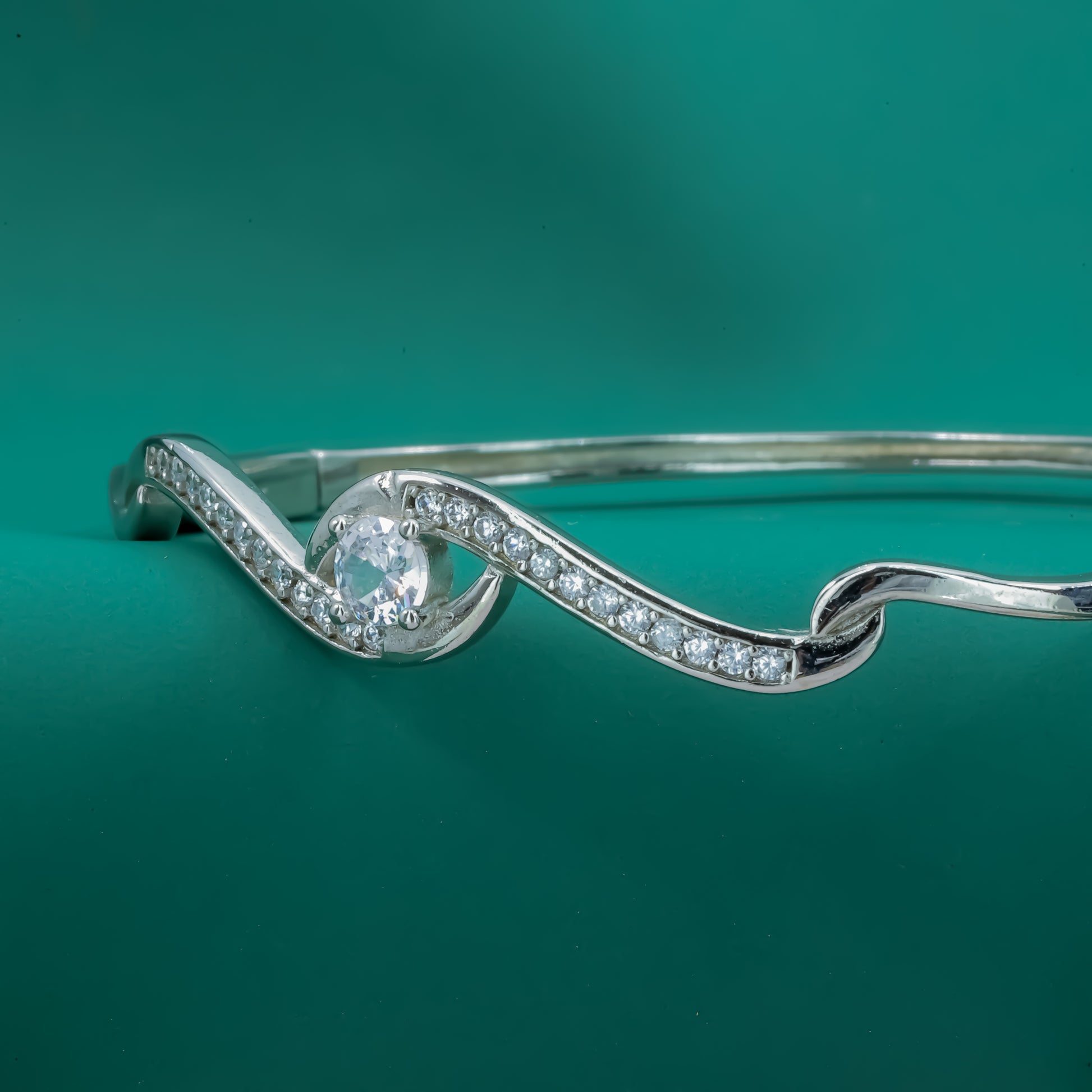 Wave Twist Solitaire Bracelet – Elegant Zircon Bangle in Sterling Silver for Women - Zentara Jewels