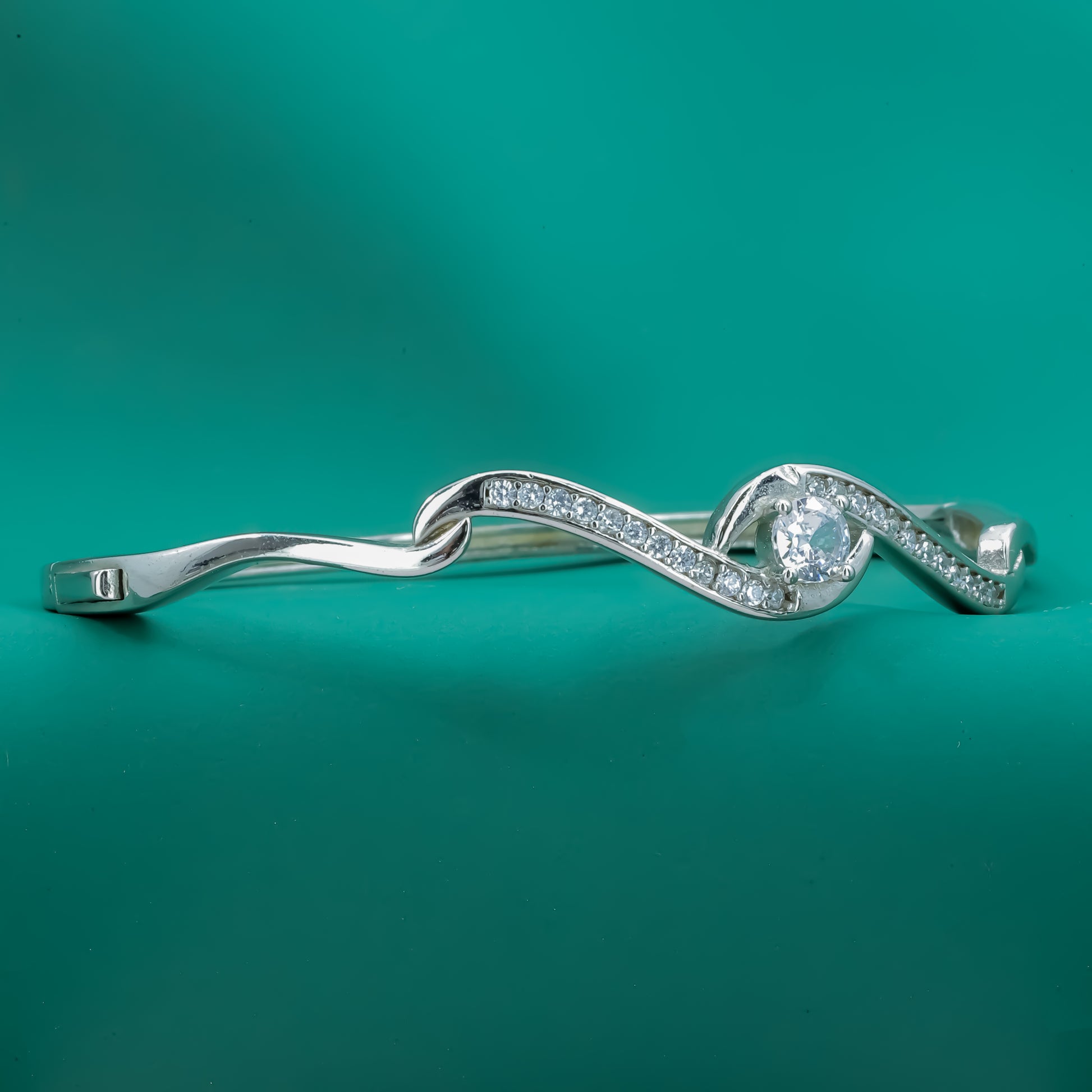 Wave Twist Solitaire Bracelet – Elegant Zircon Bangle in Sterling Silver for Women - Zentara Jewels